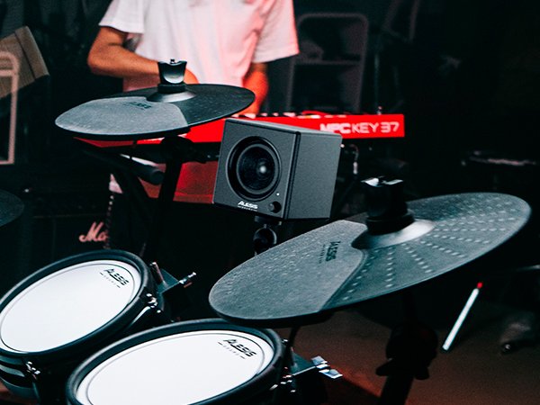 Alesis Nitro Amp 70W 3" Compact Drum Monitor Speaker for Practice and Lessons, Rack-Mountable with Clamps included : Amazon.co.uk: Musical Instruments & DJ