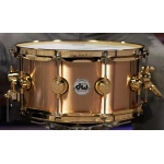 DW Collector’s DCMZ36514SGX721 Brushed Bell 14x6,5 inch Bronze Snare Drum with Gold Hardware - Gambar 3