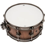 DW Collector’s DCSW10714SNR692 Walnut SNR 14x7 inch Snare Drum, Natural to Quick Ebony Burst with Black Nickel Hardware - Gambar 2